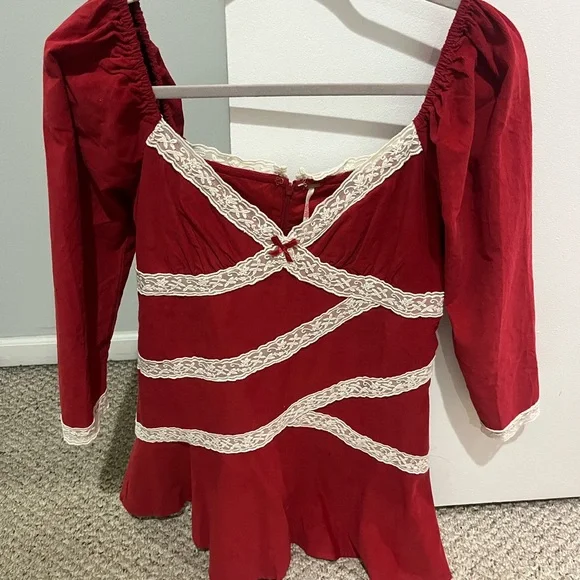Elegant Red Women's Top with Lace Detailing - Picture 1 of 4